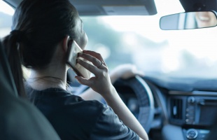 Egy hétig figyelte a rendőrség az autósokat, mintegy kétezer sofőr bukott le mobillal a kezében