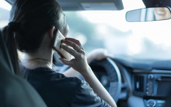 Egy hétig figyelte a rendőrség az autósokat, mintegy kétezer sofőr bukott le mobillal a kezében