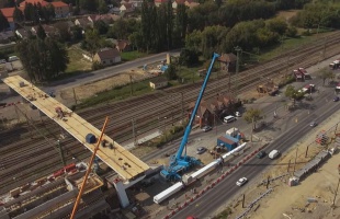 Pilon fentről, ötven méter magasból néz majd le a városra