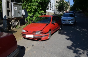 Megrongált egy parkoló autót, majd elhajtott