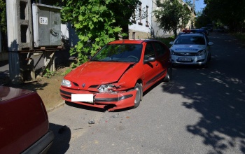 Megrongált egy parkoló autót, majd elhajtott