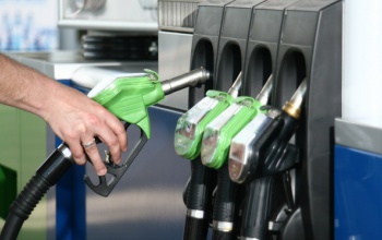 A benzinesek drágábban tankolhatnak szerdától