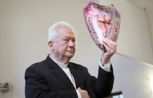 Balás Béla kapta az idei Hit pajzsa díjat