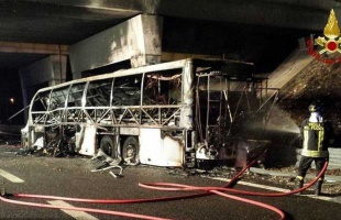 16 középiskolás áldozat az olasz buszbalesetben