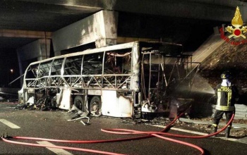 16 középiskolás áldozat az olasz buszbalesetben