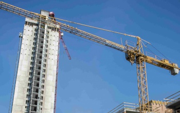 Megkezdődött a pécsi 25 emeletes épület bontása