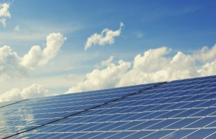 A Napenergia Plusz Programban támogatott napelemes rendszerek fele már üzemel