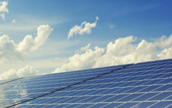 A Napenergia Plusz Programban támogatott napelemes rendszerek fele már üzemel