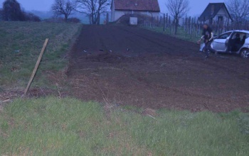 Szántóföldre hajtott egy autó Nagyszakácsi térségében