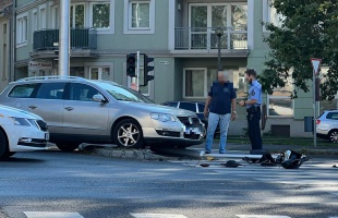 Jelzőlámpát döntött ki egy autós a Berzsenyi utcában