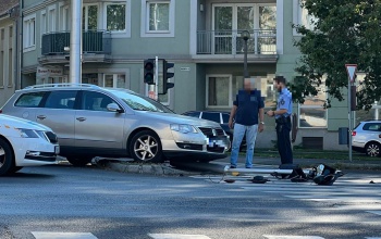 Jelzőlámpát döntött ki egy autós a Berzsenyi utcában
