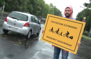 Mindenkit hazavárnak!