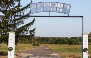 Emlékkapu a laktanyánál