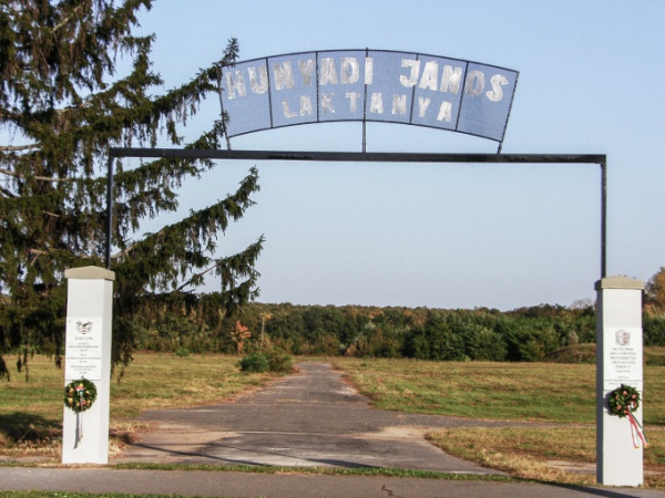 Emlékkapu a laktanyánál