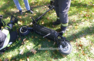 Menetközben gyulladt ki az elektromos roller - hétvégén sem unatkoztak a tűzoltók