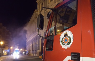 Tűzoltók lepték el a Kossuth teret