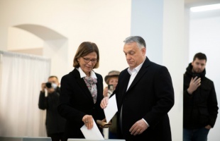 Orbán Viktor: hatalmas győzelmet arattunk, még a Holdról is látszik!