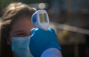 Csütörtöktől 37,8 °C fok felett hazaküldhetik a tanulókat az iskolák