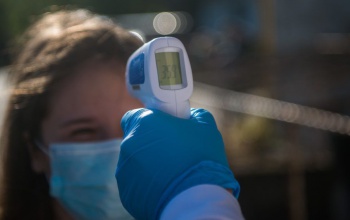 Csütörtöktől 37,8 °C fok felett hazaküldhetik a tanulókat az iskolák