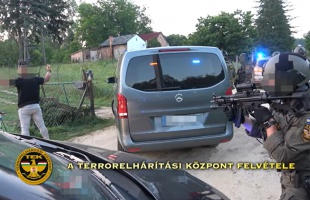 A TEK-esek ébresztették a kaposfői fegyvertolvajt - VIDEÓ