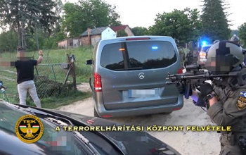 A TEK-esek ébresztették a kaposfői fegyvertolvajt - VIDEÓ