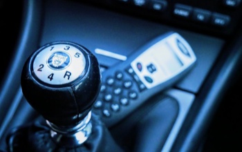 A vezetés közbeni mobilhasználatot szeretnék visszaszorítani