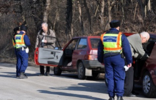 Azt mondja a rendőrség, nem kell az autósoknak maguknál tartani a vizsgapapírt