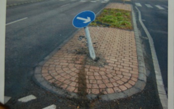 Kidöntötte a táblát, majd elhajtott