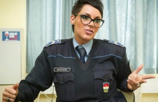 Hangról felismerik a csinos kaposvári rendőrnőt a tolvajok