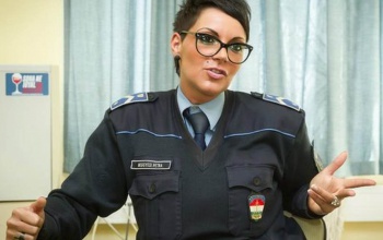 Hangról felismerik a csinos kaposvári rendőrnőt a tolvajok