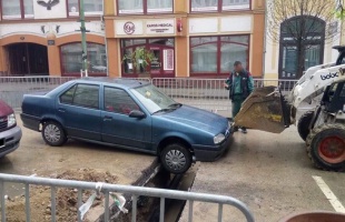 Nem sikerült kikerülni az árkot a Fő utcában