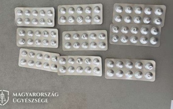 Annyira félt a koronavírustól, hogy összevásárolt minden ismeretlen eredetű gyógyszert a férfi