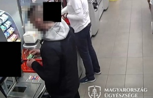 Nőktől vették el táskáikat a vádlottak