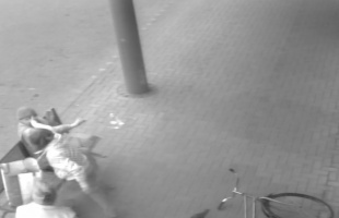 Zoknit és készpénzt raboltak ismerősüktől