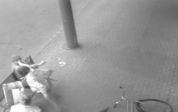 Zoknit és készpénzt raboltak ismerősüktől