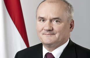 Tizenöt éve Hende Csaba honvédelmi miniszter volt a vendégünk