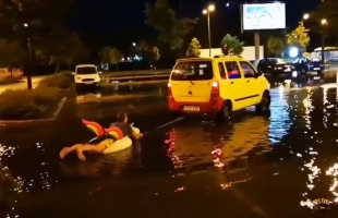 Jött a nagy eső, fogtak egy nagy úszógumit és indult a móka a Tesco parkolóban