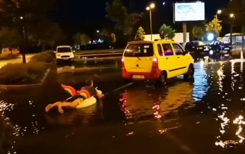 Jött a nagy eső, fogtak egy nagy úszógumit és indult a móka a Tesco parkolóban