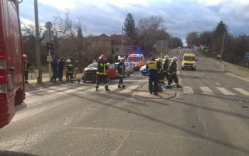 Szirénázó tűzoltó és személyautó ütközött a 48-as Ifjúság útján
