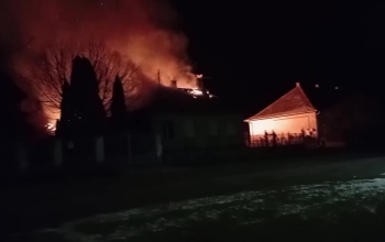 Kigyulladt egy családi ház Somogysárdon - videó