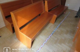 Verekedés a tárgyalóteremben