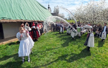 Idén is meglocsolták a lányokat Szennában