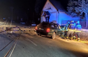 Oszlopnak csapódott egy autó Nagycsepelyen
