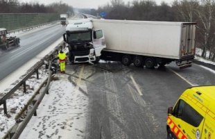 Keresztbe fordult egy kamion az M7-esen, Siófok térségében