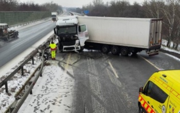 Keresztbe fordult egy kamion az M7-esen, Siófok térségében