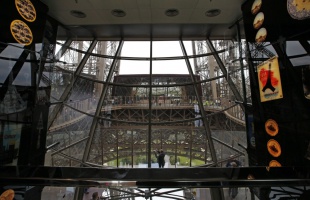 Beüvegezték az Eiffel-tornyot