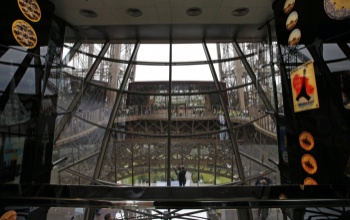Beüvegezték az Eiffel-tornyot