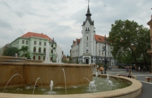 Virágcserepet és ivókutat rongált a fiatal férfi