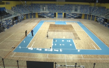 A pályák körvonalait festik az új sportcsarnokban