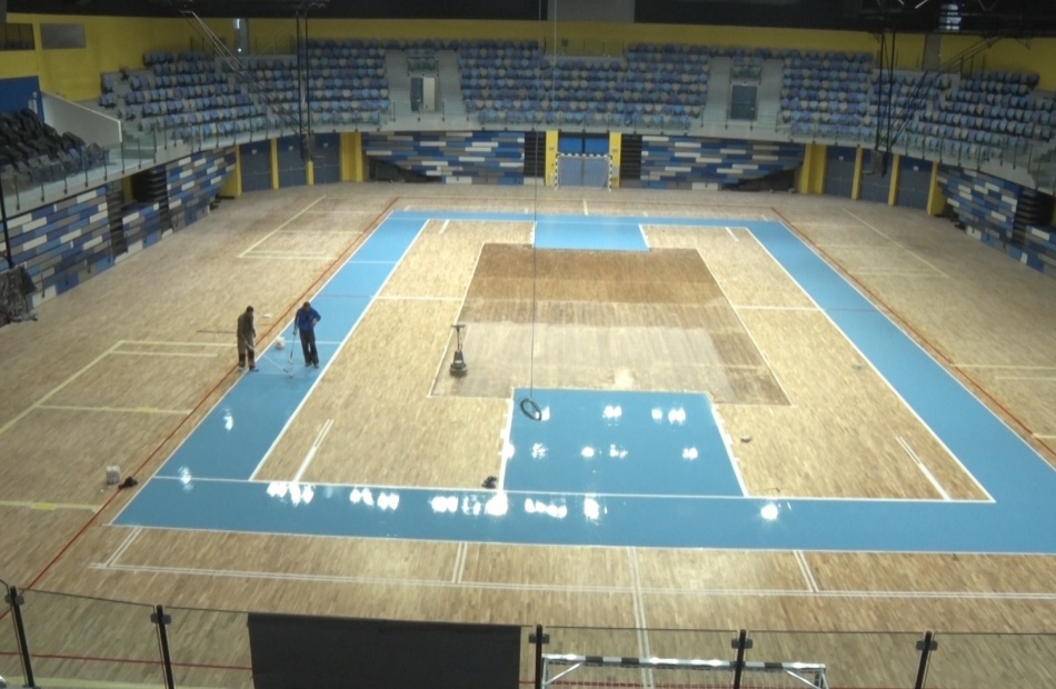 A pályák körvonalait festik az új sportcsarnokban
